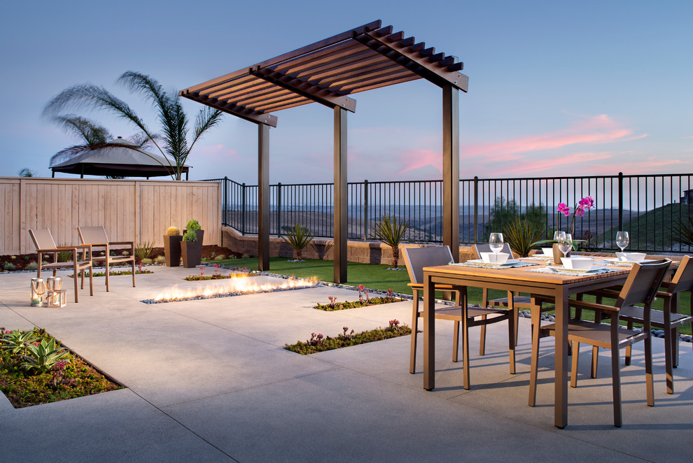 Mittelgroßer Moderner Garten im Sommer, hinter dem Haus mit Feuerstelle, direkter Sonneneinstrahlung und Betonboden in San Diego