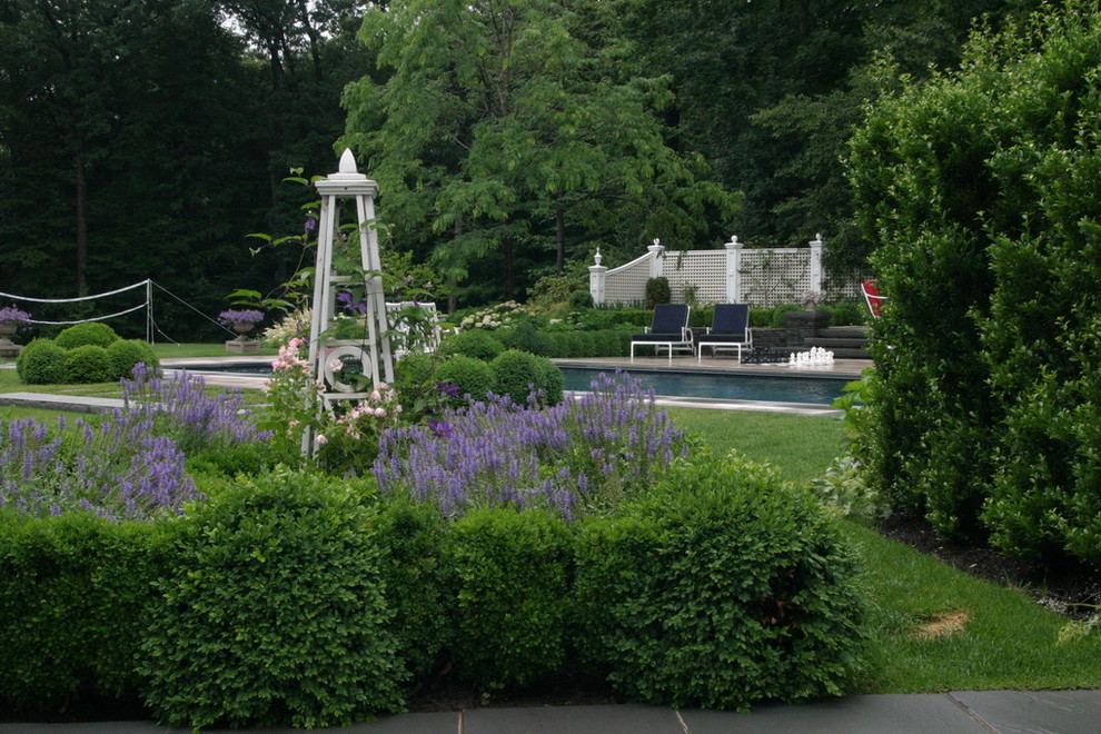 Foto di un giardino classico dietro casa