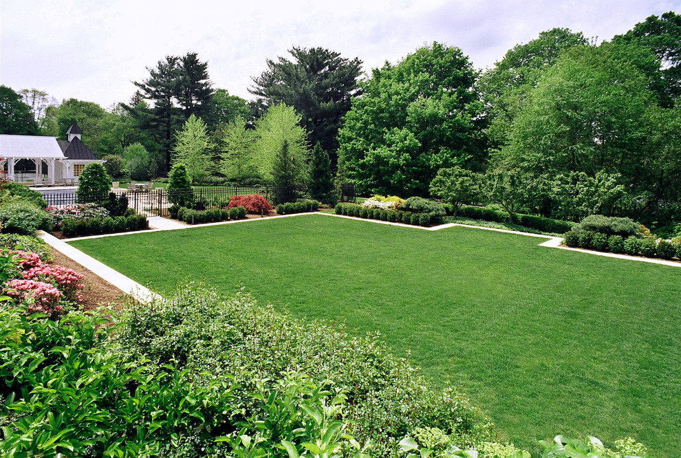 Idee per un ampio giardino formale tradizionale esposto in pieno sole dietro casa in estate con un ingresso o sentiero e pacciame