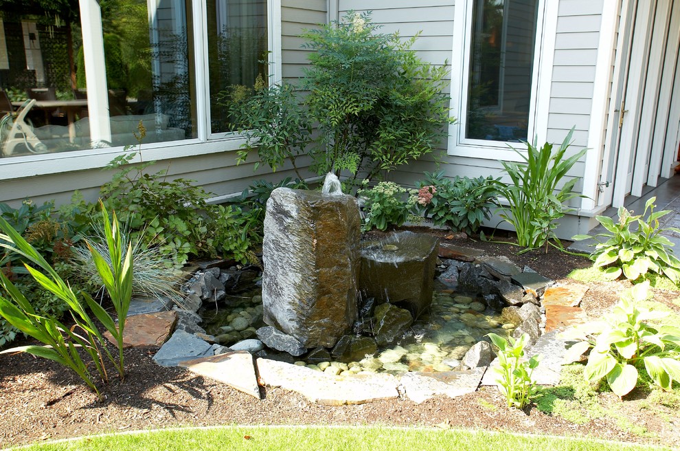 Idées déco pour un jardin avant contemporain de taille moyenne et l'été avec un point d'eau, une exposition ombragée et des pavés en pierre naturelle.