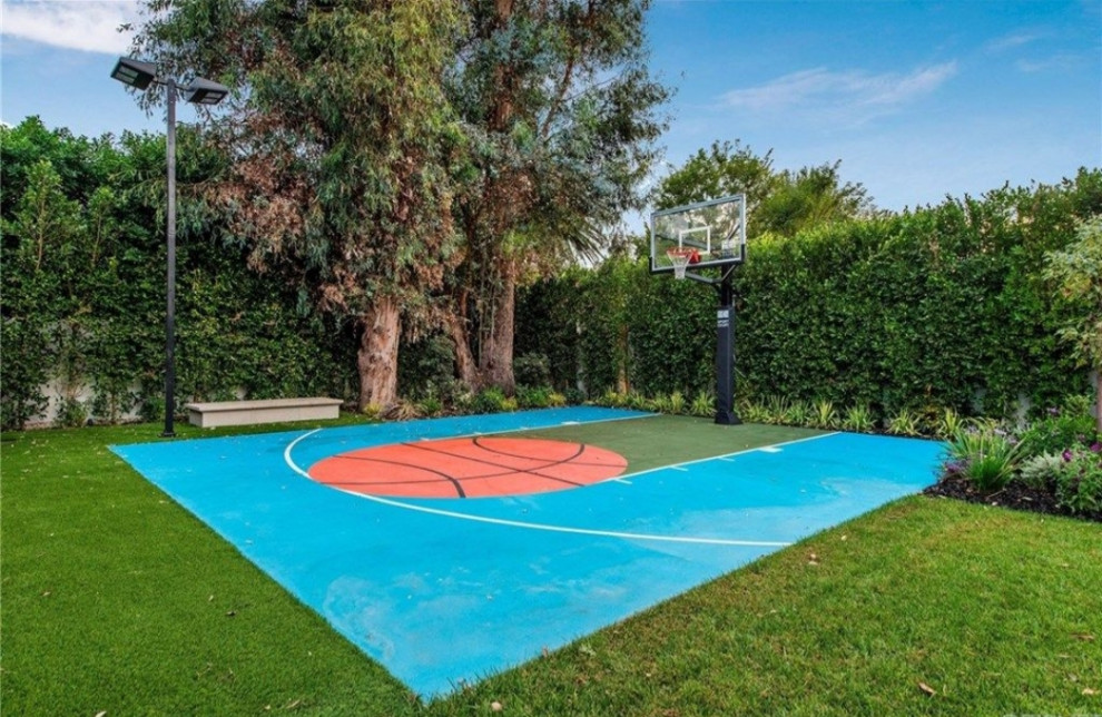 Inspiration for a mid-sized traditional privacy and partial sun side yard outdoor sport court in Los Angeles for summer.