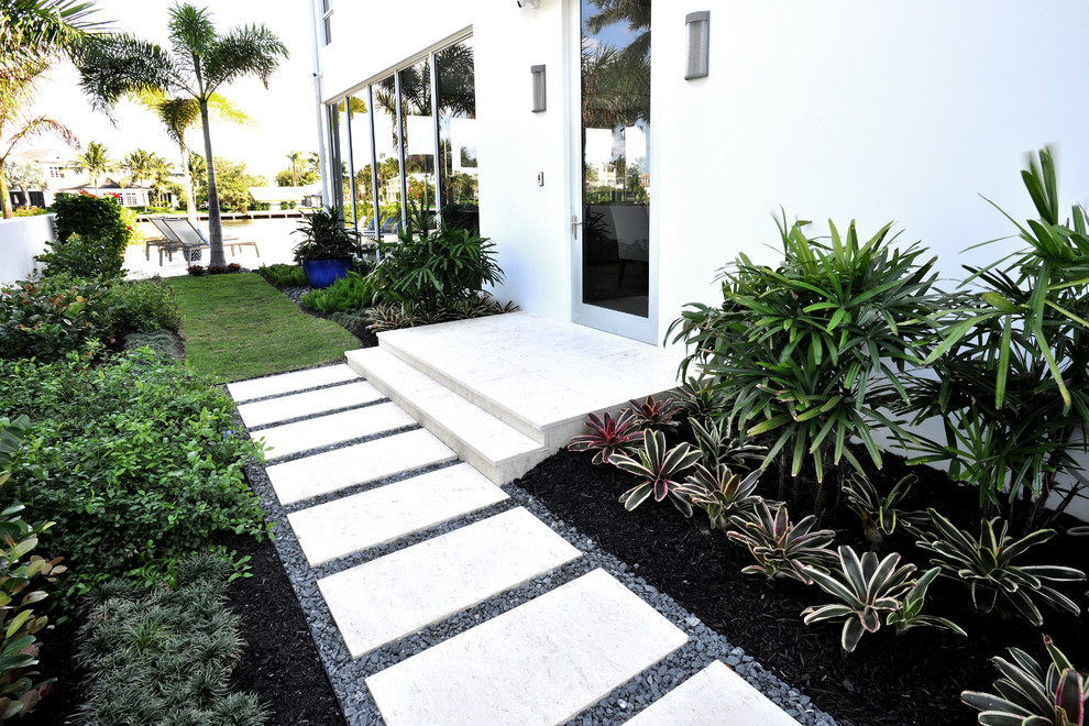Стильный дизайн: регулярный сад на внутреннем дворе в стиле неоклассика (современная классика) с садовой дорожкой или калиткой, полуденной тенью и покрытием из каменной брусчатки - последний тренд