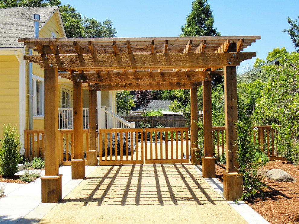Mittelgroßes Country Gartentor neben dem Haus mit Auffahrt, direkter Sonneneinstrahlung und Granitsplitt in Sonstige