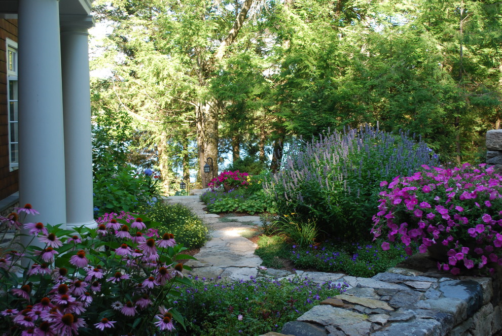 Стильный дизайн: летний участок и сад среднего размера на переднем дворе в классическом стиле с садовой дорожкой или калиткой, покрытием из каменной брусчатки и полуденной тенью - последний тренд