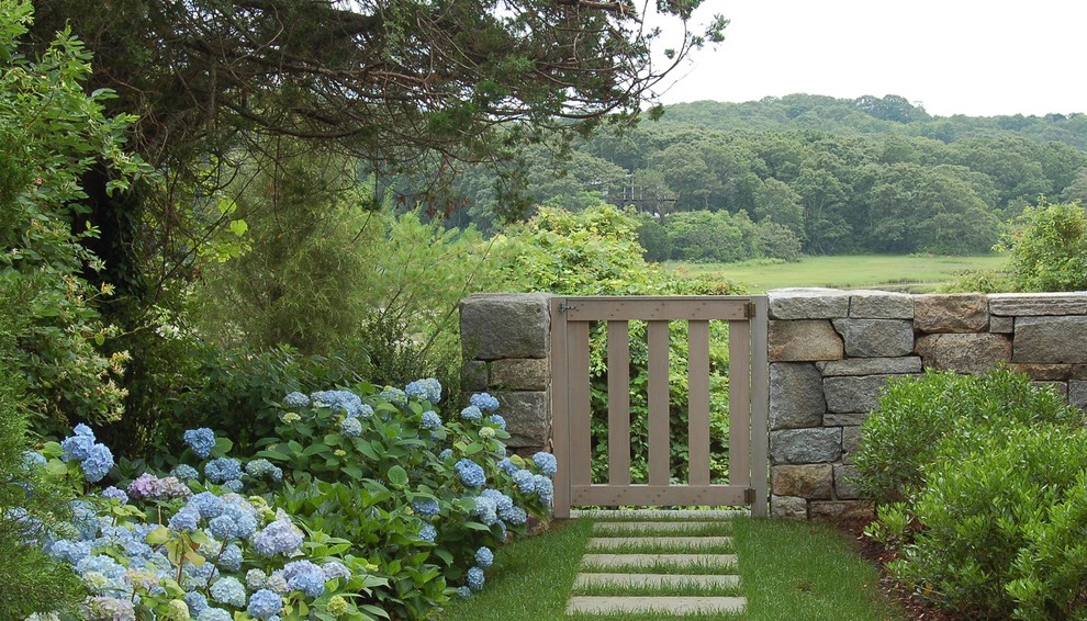 Foto di un grande giardino tradizionale in ombra dietro casa in estate con un ingresso o sentiero e pavimentazioni in pietra naturale