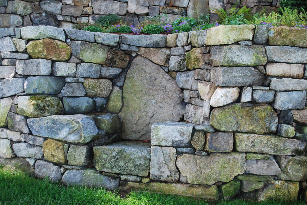 Exemple d'un jardin arrière de taille moyenne et l'été avec un mur de soutènement, des pavés en pierre naturelle et une exposition ombragée.