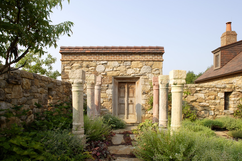 На фото: участок и сад на заднем дворе с покрытием из каменной брусчатки с