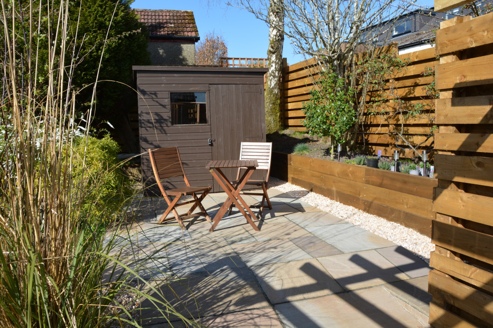 Ispirazione per un giardino moderno esposto in pieno sole dietro casa in estate con pavimentazioni in pietra naturale