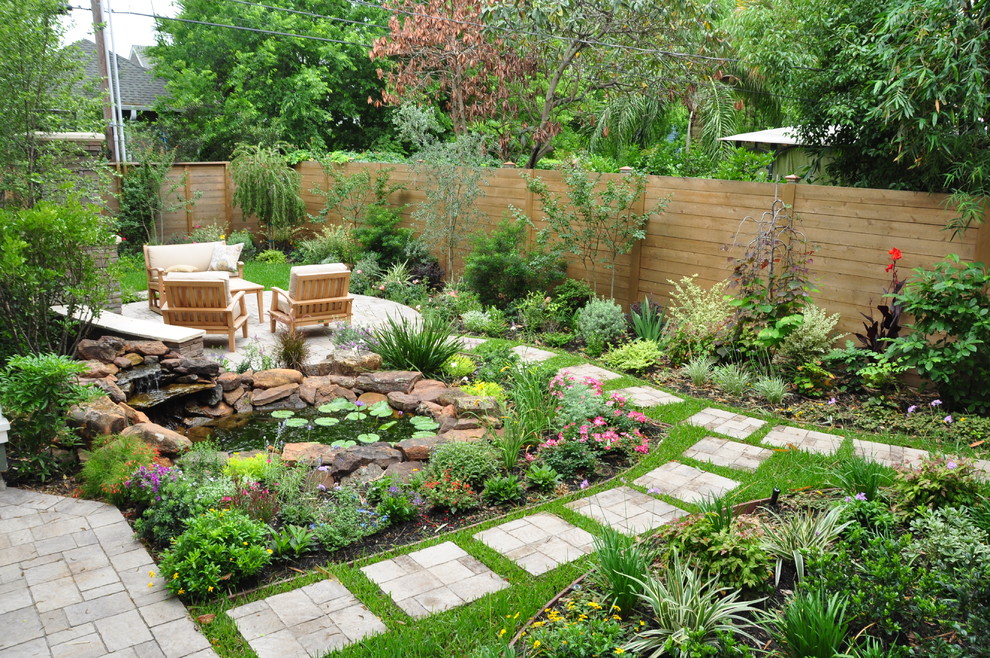Geometrischer Rustikaler Garten im Frühling, hinter dem Haus mit Wasserspiel, Koiteich, direkter Sonneneinstrahlung und Betonboden in Houston