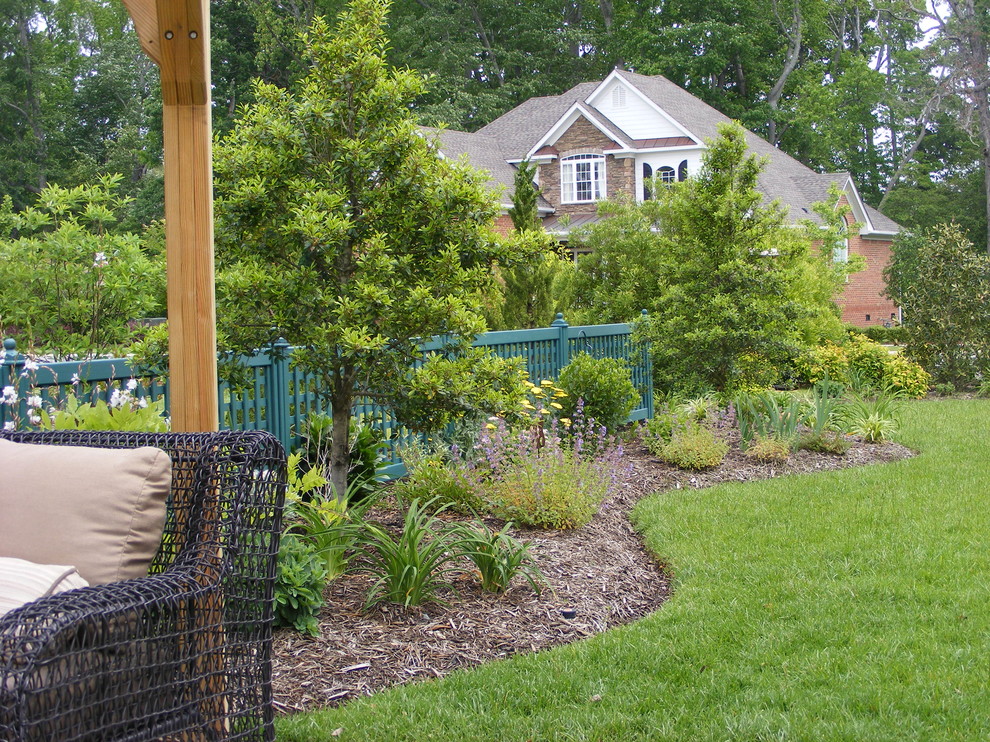 Cette photo montre un grand jardin arrière chic l'été avec un point d'eau, une exposition partiellement ombragée et des pavés en pierre naturelle.