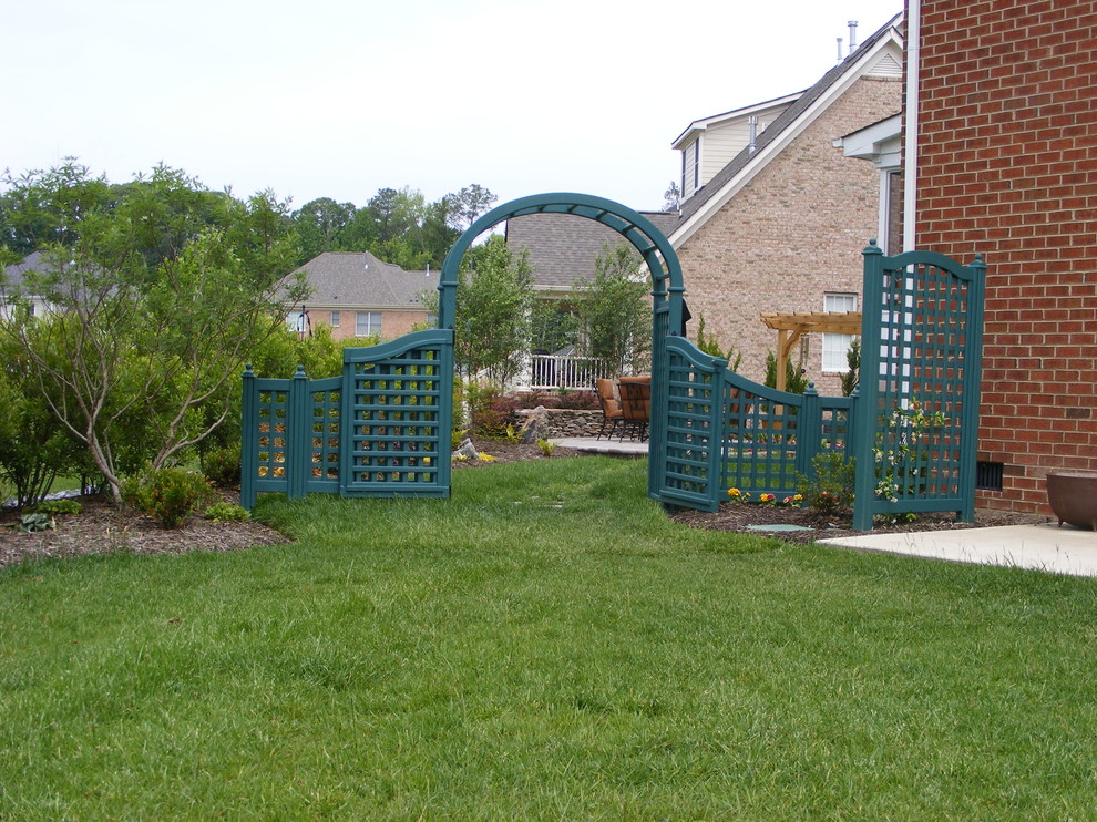 На фото: большой тенистый, летний участок и сад на заднем дворе в стиле неоклассика (современная классика) с покрытием из гравия с