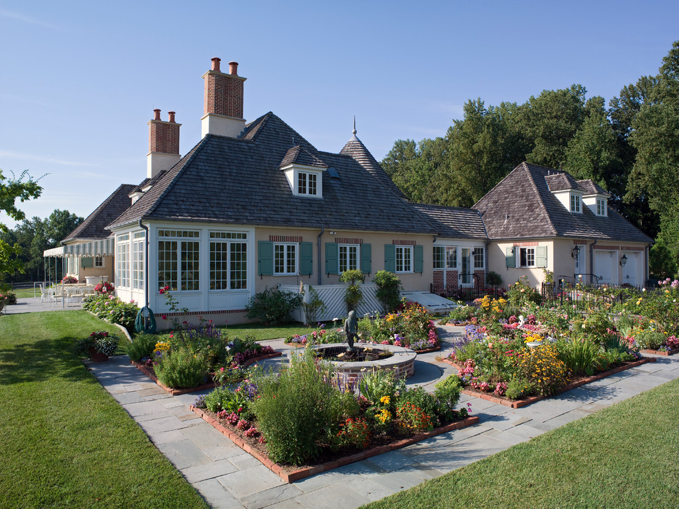 Источник вдохновения для домашнего уюта: регулярный сад в классическом стиле с клумбами