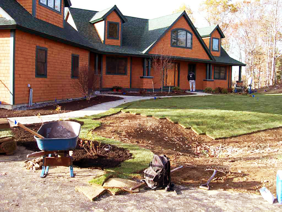 Foto di un giardino xeriscape american style esposto a mezz'ombra di medie dimensioni e davanti casa con un ingresso o sentiero