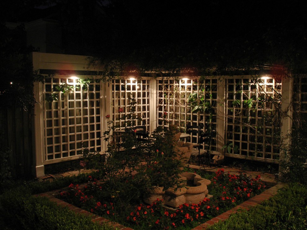 На фото: участок и сад среднего размера на внутреннем дворе в классическом стиле с полуденной тенью и мульчированием с