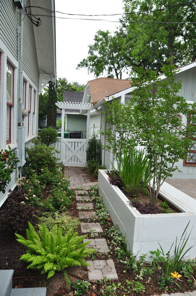 Klassischer Garten neben dem Haus mit Hochbeet in Houston