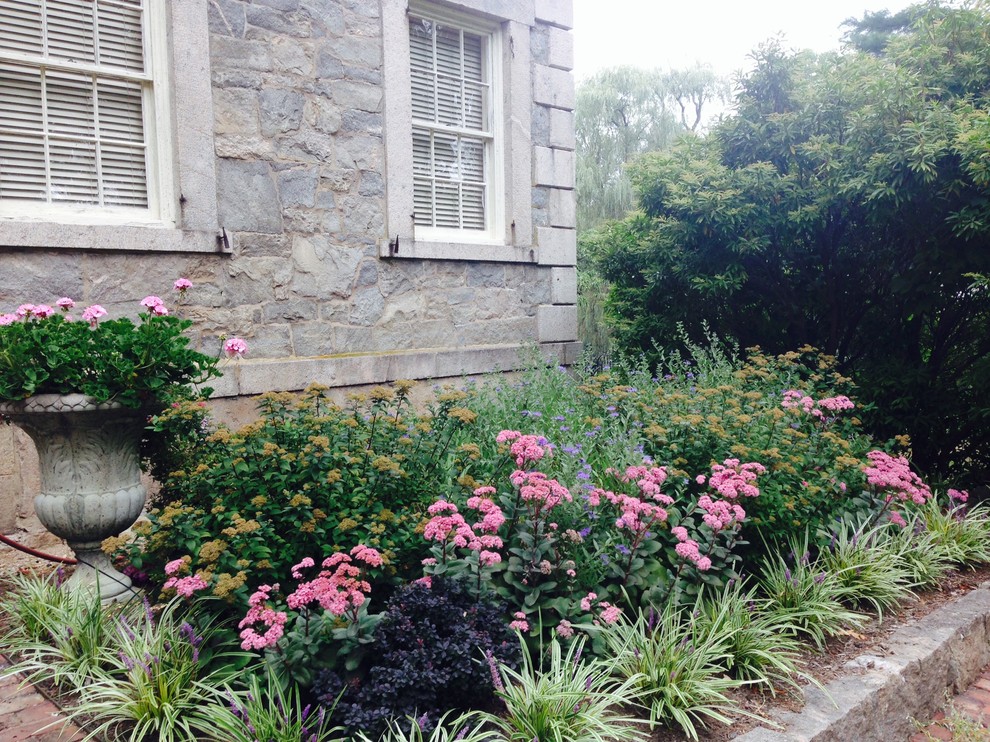 Geometrischer, Mittelgroßer, Halbschattiger Klassischer Garten hinter dem Haus in Providence