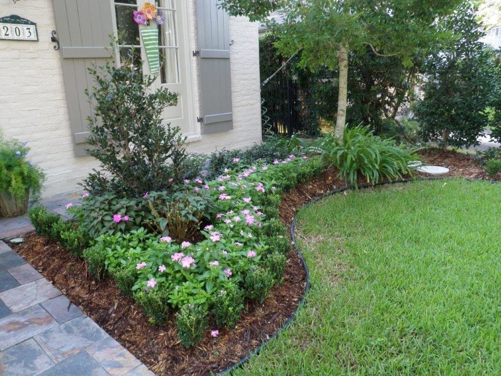 Design ideas for a traditional landscaping in New Orleans.