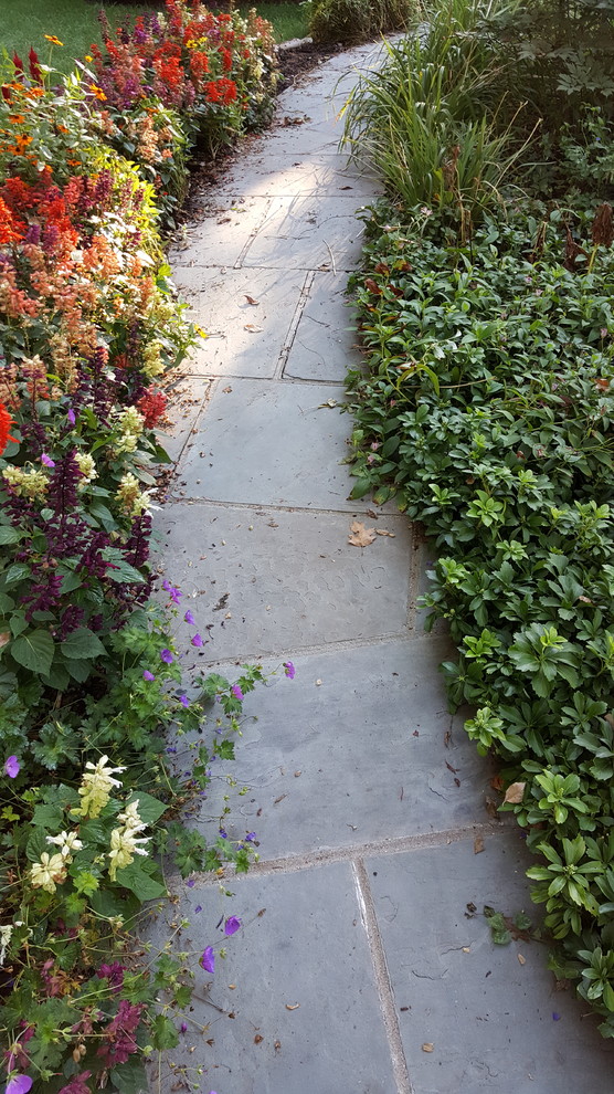 На фото: регулярный сад среднего размера на заднем дворе в классическом стиле с садовой дорожкой или калиткой, полуденной тенью и покрытием из каменной брусчатки