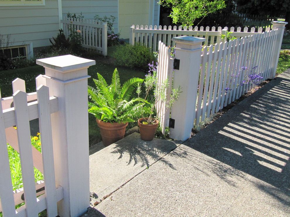 Стильный дизайн: маленький регулярный сад на переднем дворе в классическом стиле с садовой дорожкой или калиткой, полуденной тенью и покрытием из каменной брусчатки для на участке и в саду - последний тренд