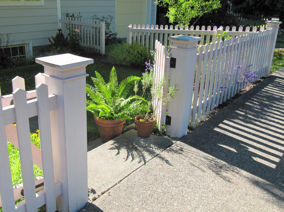 New picket fence and gates Traditional Landscape Seattle by Tim