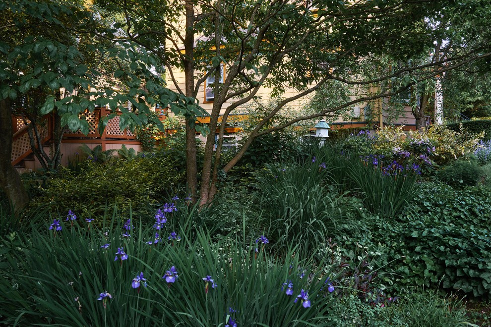 Diseño de jardín clásico renovado de tamaño medio en primavera en patio trasero con jardín francés y exposición reducida al sol