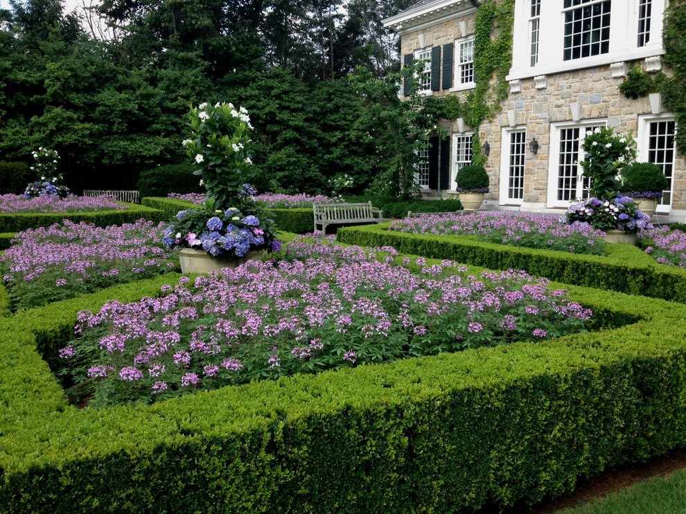 Пример оригинального дизайна: большой летний регулярный сад на заднем дворе в классическом стиле