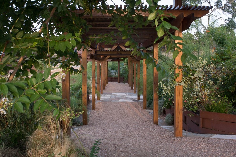 Идея дизайна: огромный солнечный регулярный сад на заднем дворе в стиле лофт с садовой дорожкой или калиткой, хорошей освещенностью и покрытием из каменной брусчатки