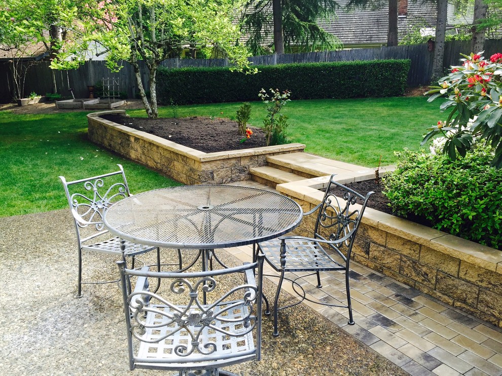 Пример оригинального дизайна: регулярный сад среднего размера на заднем дворе в классическом стиле с мульчированием