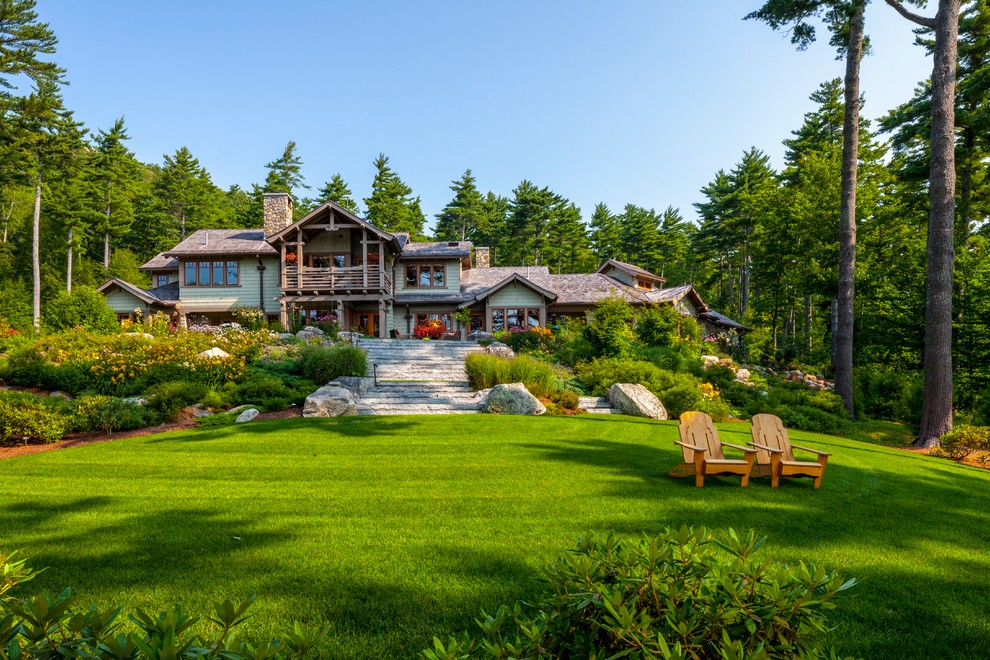 Mittelgroßer, Geometrischer, Halbschattiger Rustikaler Garten hinter dem Haus mit Natursteinplatten in Portland Maine