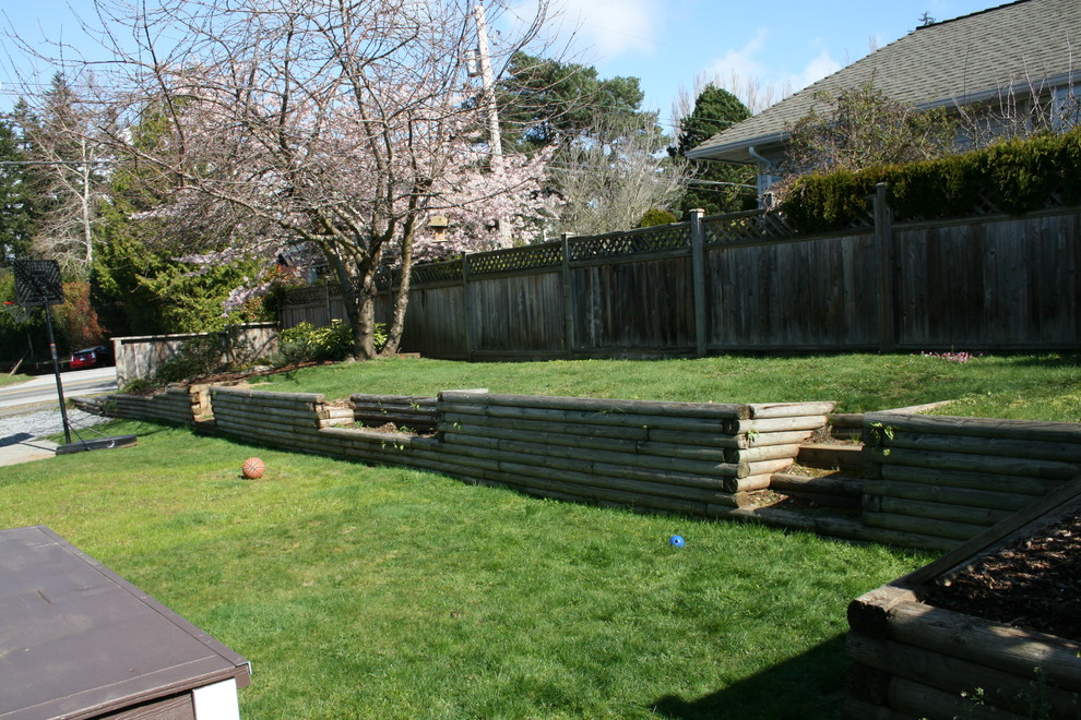 Aménagement d'un jardin arrière classique de taille moyenne avec une exposition ensoleillée.