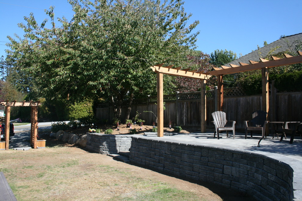 Imagen de jardín tradicional de tamaño medio en patio trasero con exposición total al sol