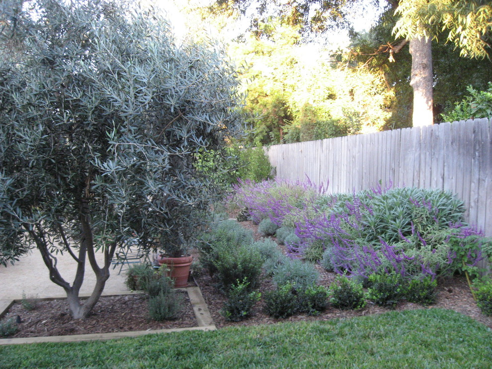 Idee per un giardino contemporaneo esposto a mezz'ombra dietro casa con graniglia di granito