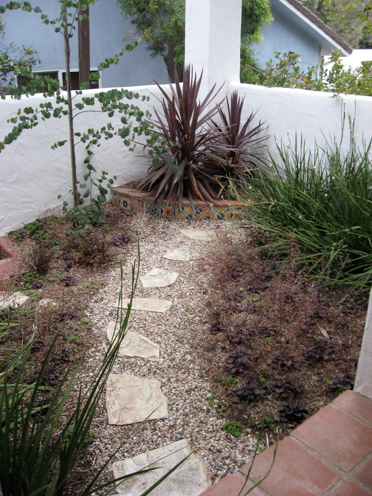 Design ideas for a small contemporary partial sun front yard gravel outdoor sport court in Los Angeles.