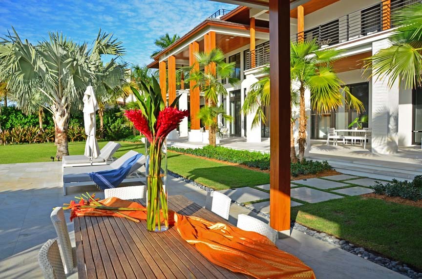 Diseño de acceso privado asiático grande en patio delantero con exposición total al sol y adoquines de piedra natural