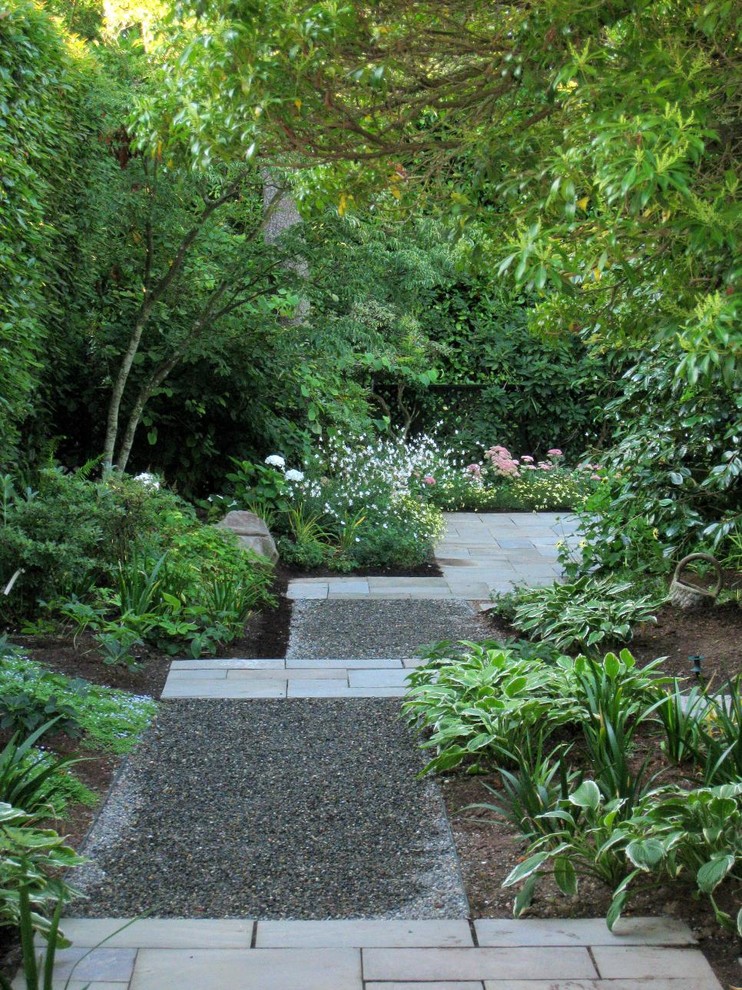 Inspiration för en vintage formell trädgård i delvis sol, med en trädgårdsgång och marksten i betong