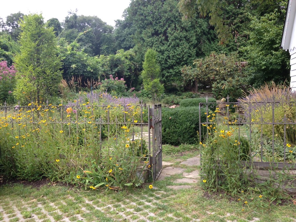 Großer, Halbschattiger Uriger Garten im Sommer mit Natursteinplatten in New York