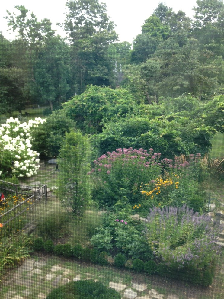 Großer, Halbschattiger Rustikaler Garten im Sommer mit Natursteinplatten in New York