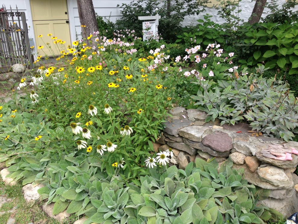 Großer, Halbschattiger Rustikaler Garten im Sommer mit Natursteinplatten in New York