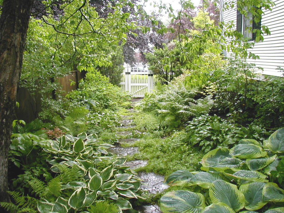 На фото: тенистый участок и сад на боковом дворе в классическом стиле