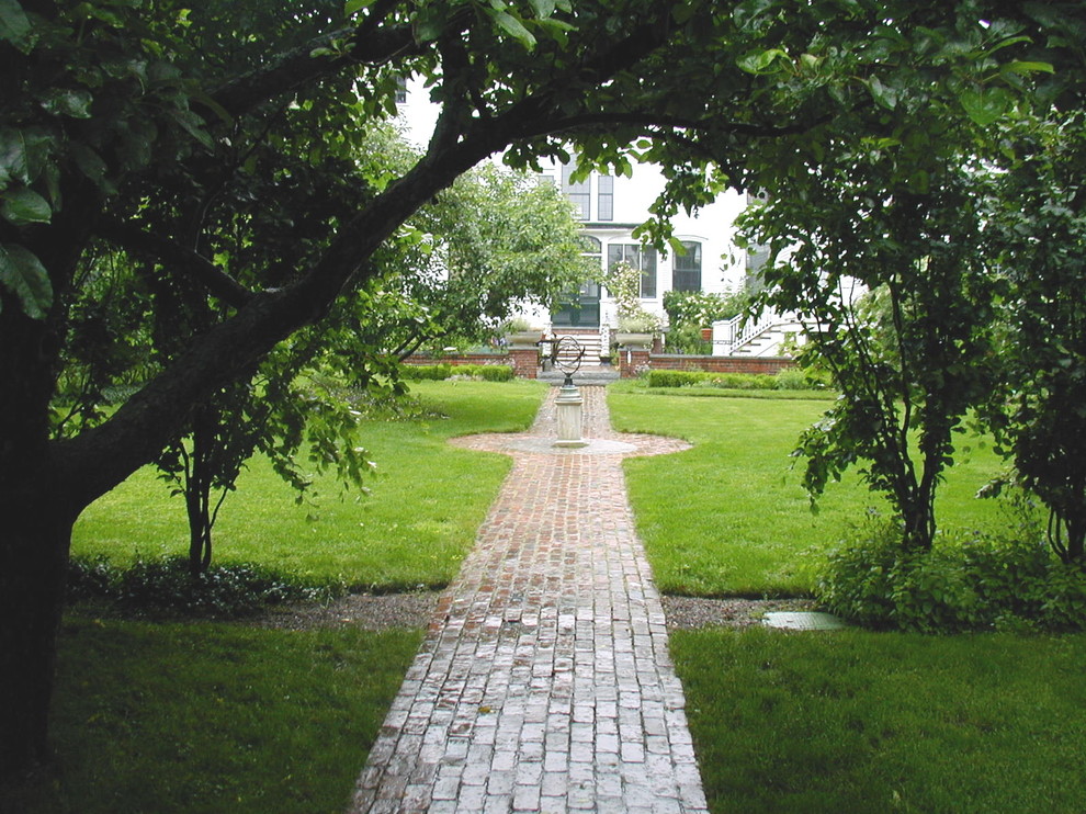 Klassischer Garten hinter dem Haus mit Pflastersteinen in Boston