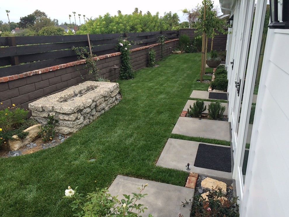 Geometrischer, Mittelgroßer Moderner Kiesgarten hinter dem Haus mit Kübelpflanzen in Orange County