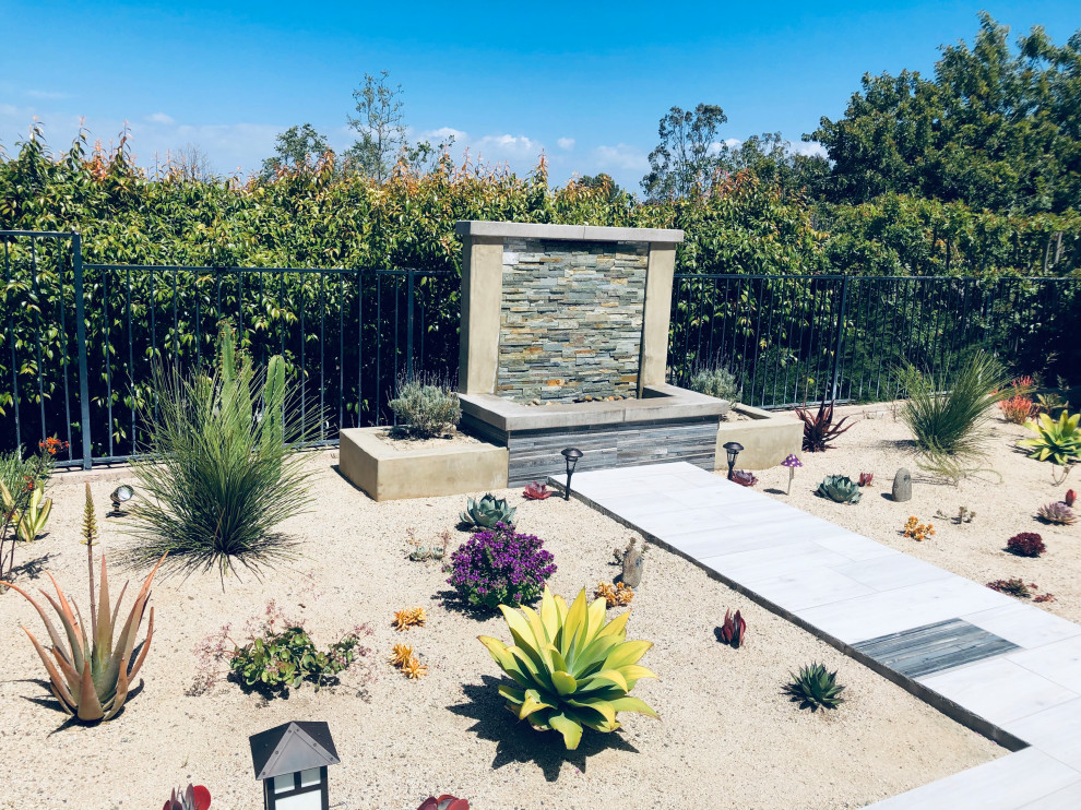 На фото: большой регулярный сад на переднем дворе в современном стиле с полуденной тенью и мощением клинкерной брусчаткой с