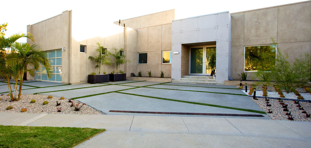 Свежая идея для дизайна: большой солнечный засухоустойчивый сад на переднем дворе в стиле модернизм с хорошей освещенностью - отличное фото интерьера
