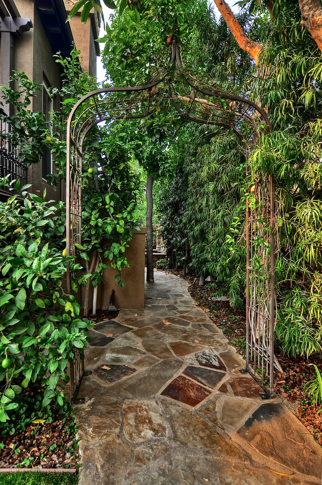 ロサンゼルスにある地中海スタイルのおしゃれな庭 (庭への小道、日陰、天然石敷き) の写真