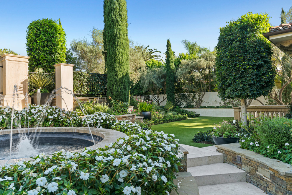 This is an example of a contemporary garden in Orange County.