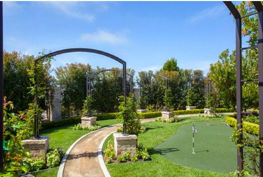 Geräumiger Klassischer Garten hinter dem Haus mit Sportplatz, direkter Sonneneinstrahlung und Granitsplitt in Los Angeles