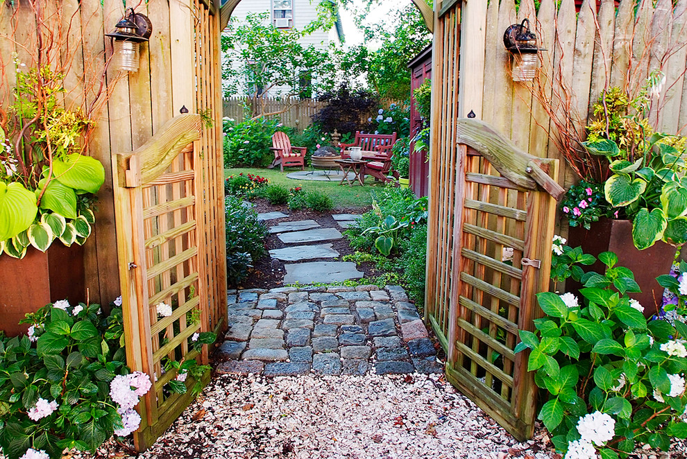 Идея дизайна: участок и сад на заднем дворе в стиле фьюжн с садовой дорожкой или калиткой