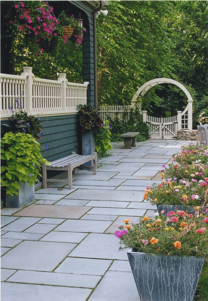 Esempio di un giardino formale vittoriano esposto in pieno sole di medie dimensioni e dietro casa con pavimentazioni in pietra naturale e un ingresso o sentiero