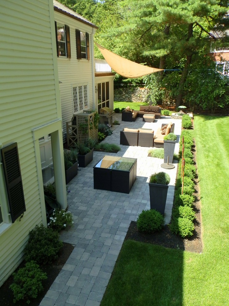 Ejemplo de jardín tradicional grande en patio trasero con jardín francés, exposición parcial al sol y adoquines de hormigón