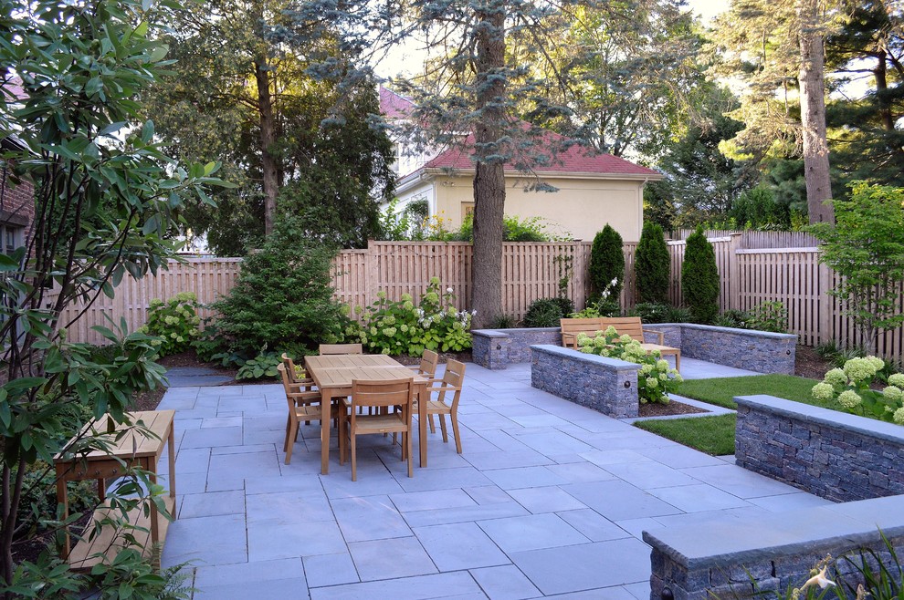 На фото: большой двор на заднем дворе в классическом стиле с покрытием из каменной брусчатки с